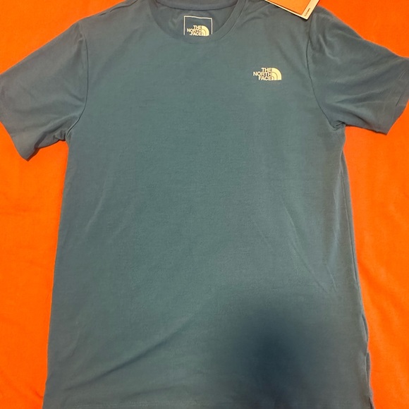 NWT - The North Face t-shirt - Picture 2 of 2